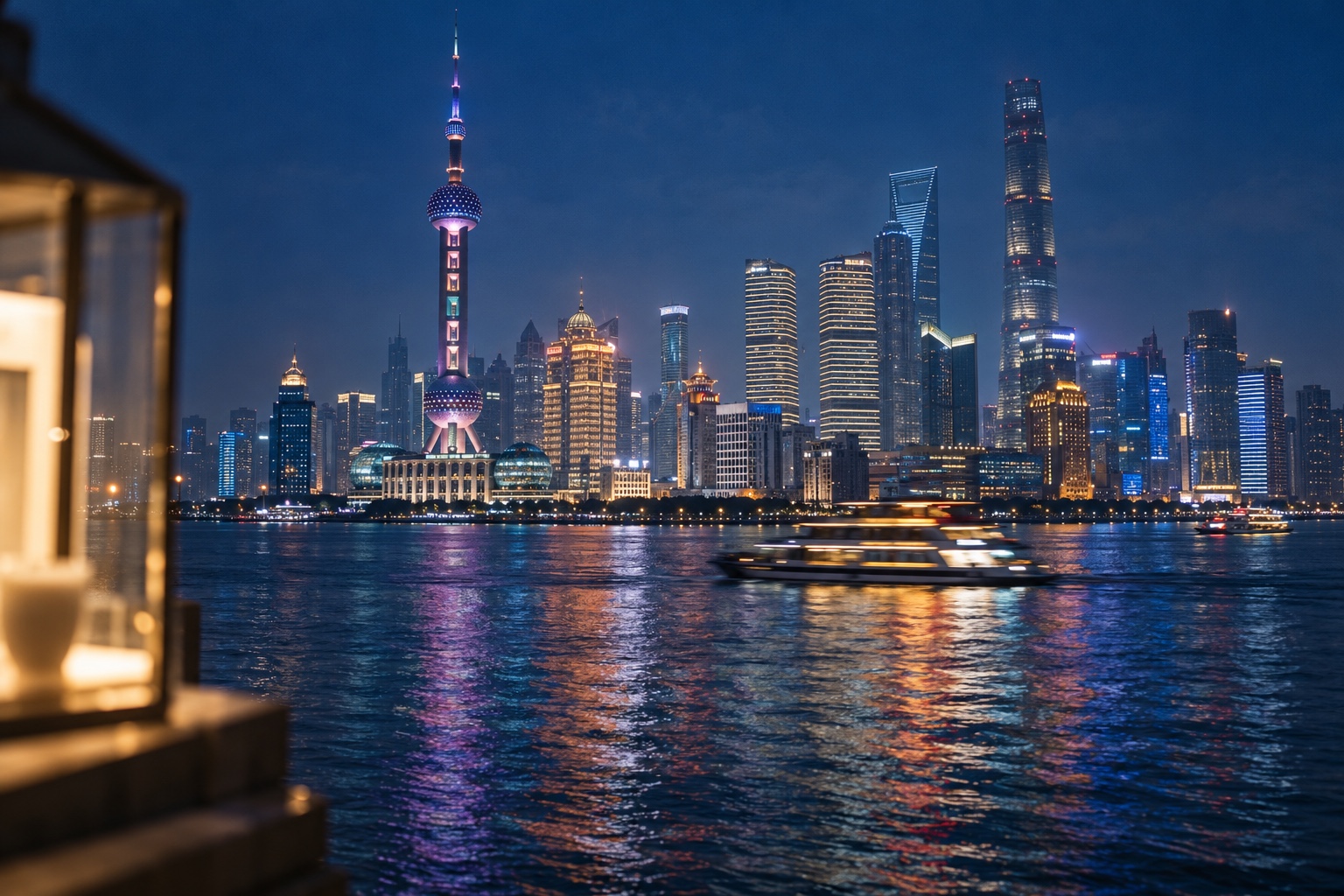 Shanghai di notte, vista sul fiume Huangpu