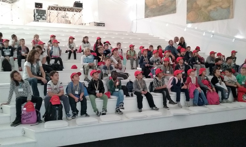 Un gruppo di bambini assiste al progetto dedicato al Cenacolo a Expo Milano 2015