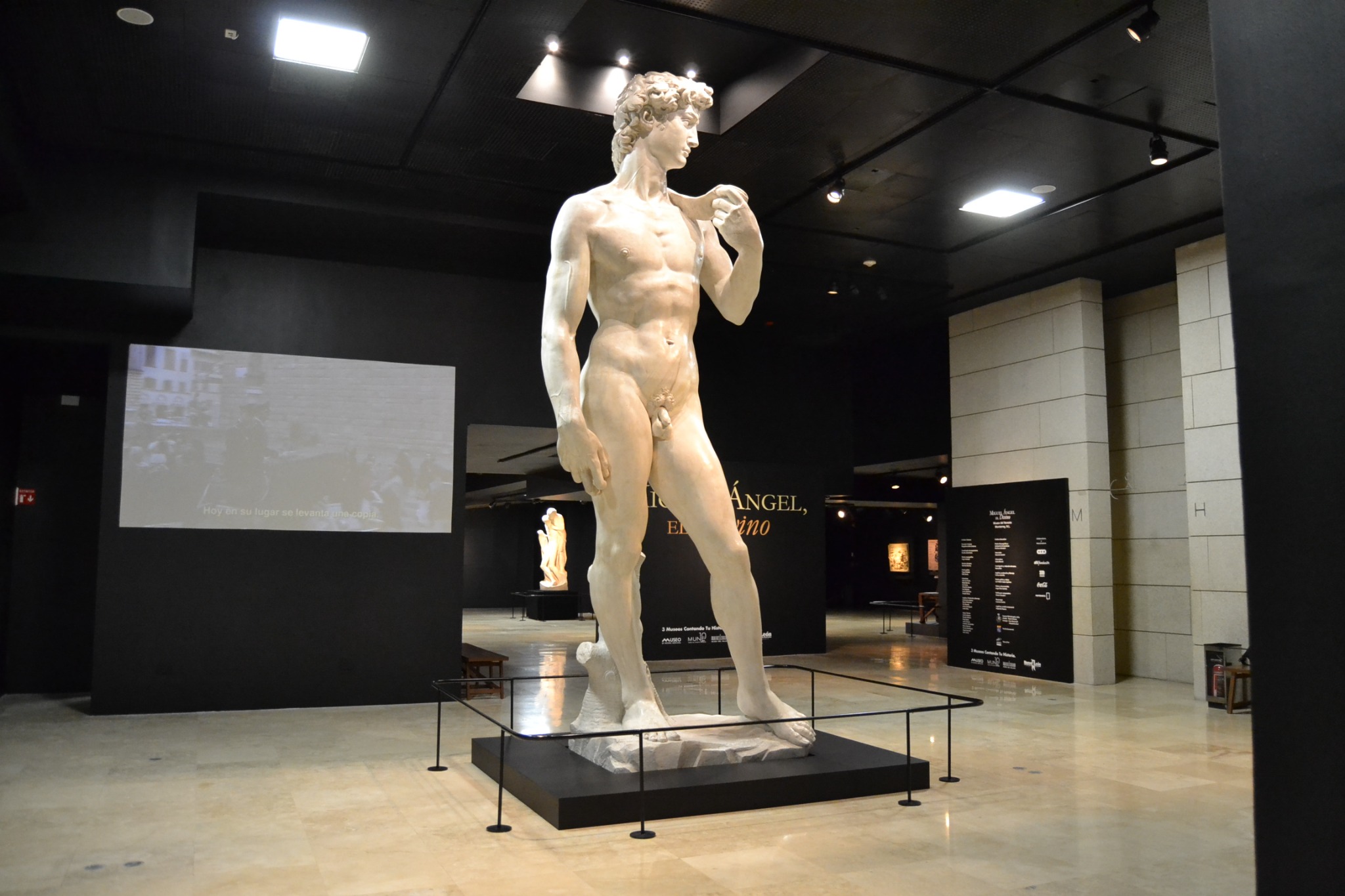 Ricostruzione in scala del David all’interno della mostra Michelangelo Il Divino