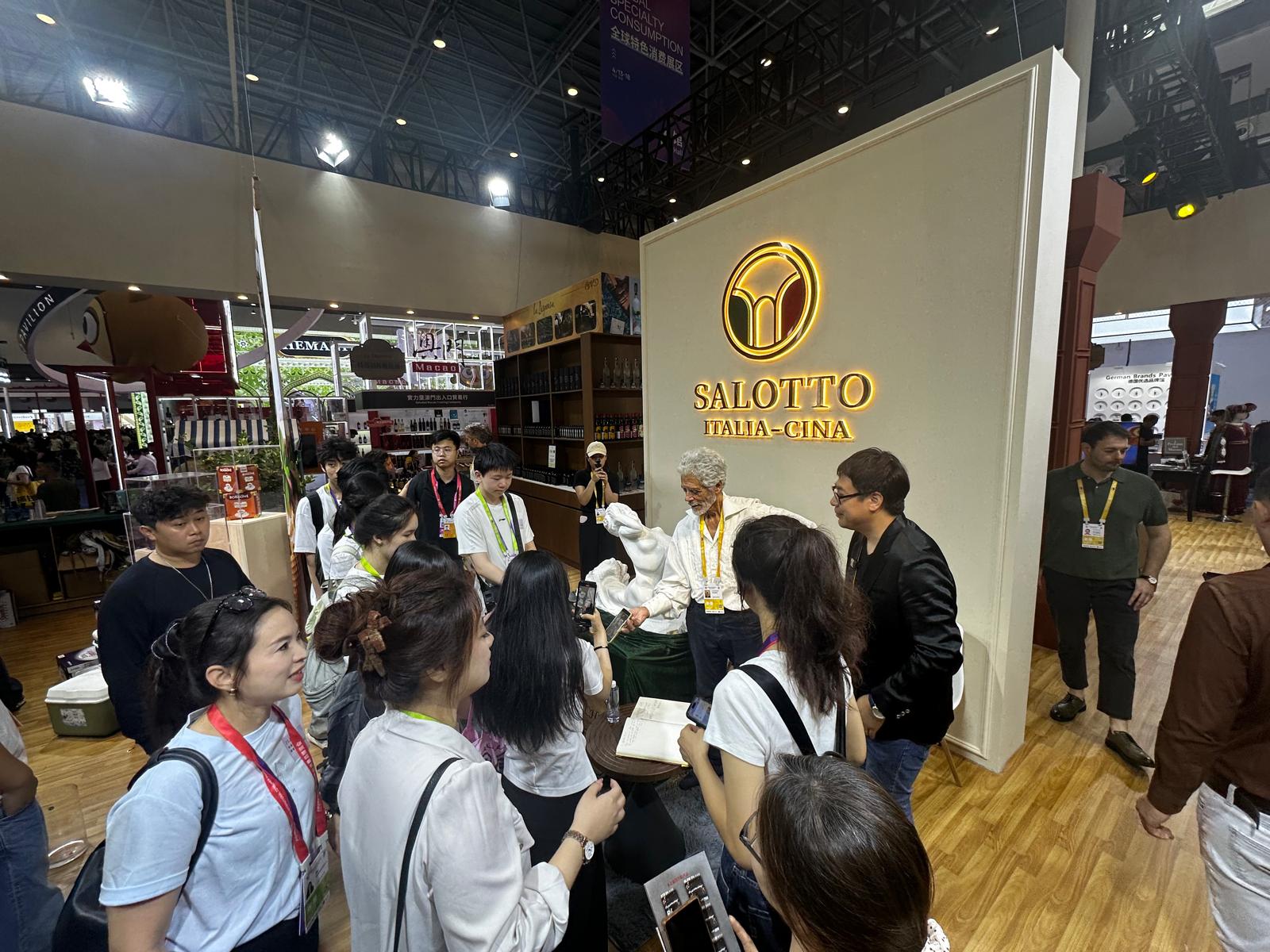 Incontro con il pubblico nello spazio del Salotto Italia–Cina alla CICPE
