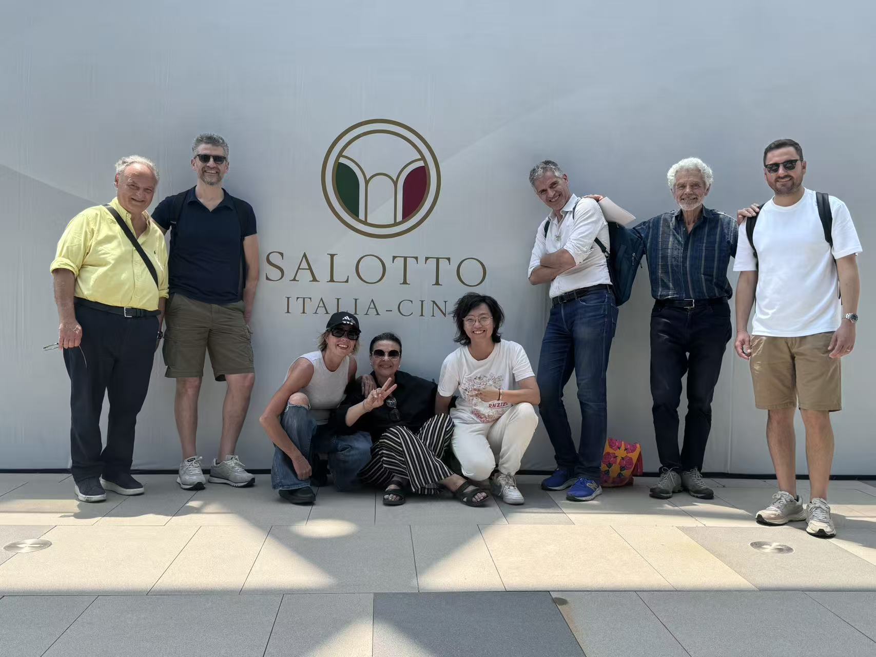 Delegazione italiana e partner cinesi davanti al Salotto Italia–Cina